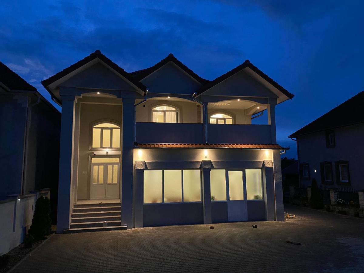 Absolut Residence Hateg Exterior photo